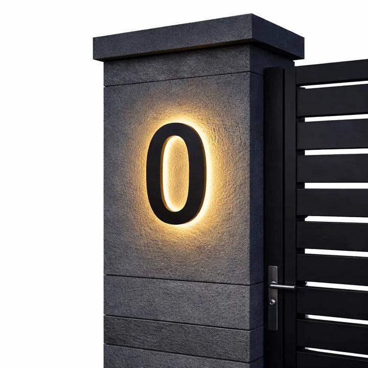 Numer domu LED z podświetleniem – nowoczesna podświetlana tabliczka przy wejściu