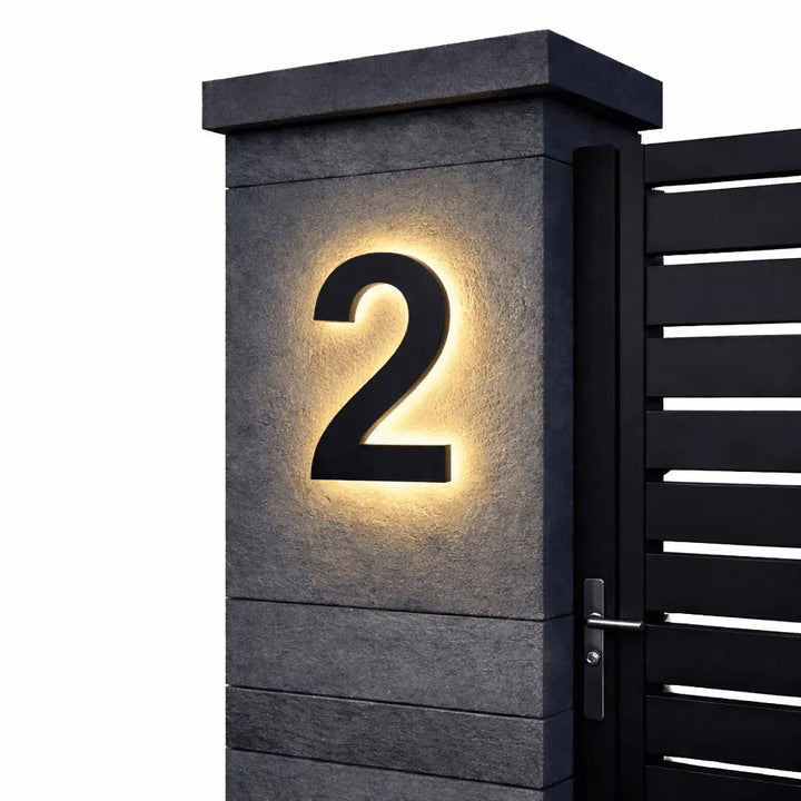 Numer domu LED z podświetleniem – nowoczesna podświetlana tabliczka przy wejściu