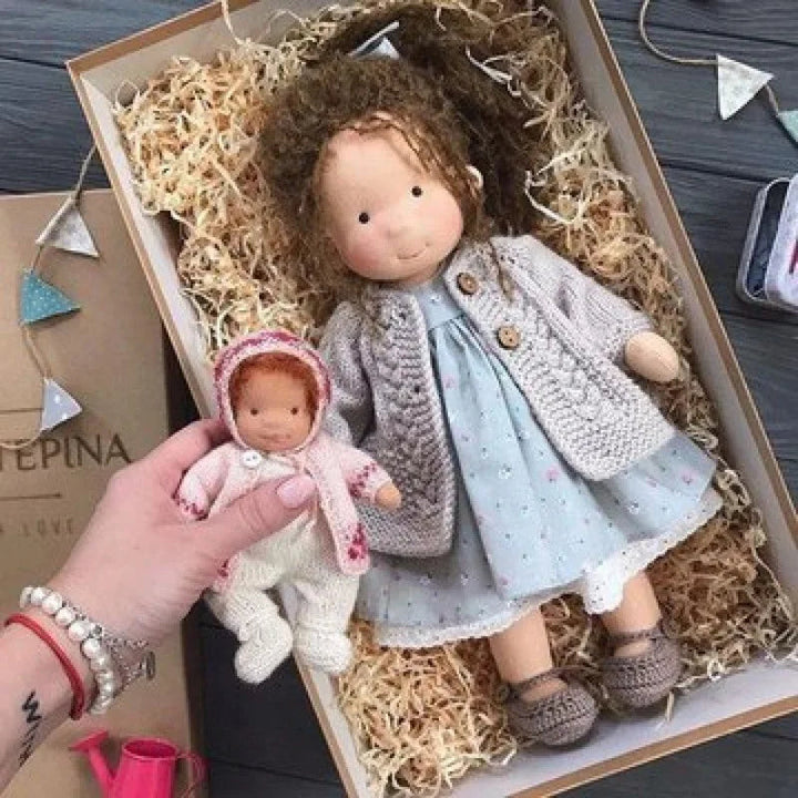 Luna | Lalka pluszowa Waldorf, ręcznie robiona – miękka, bawełniana zabawka w pudełku z materiału | Urocza i przytulna | Na urodziny dziecka i do codziennej, kreatywnej zabawy