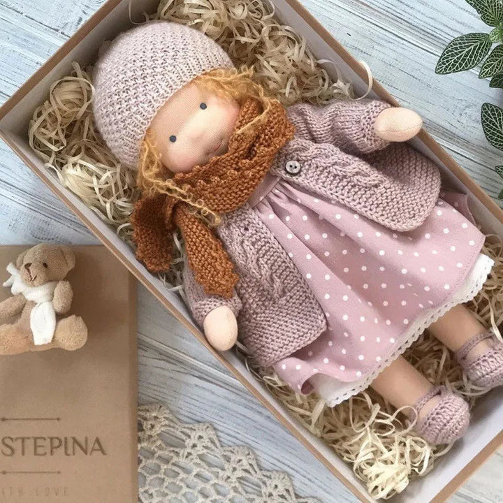 Luna | Lalka pluszowa Waldorf, ręcznie robiona – miękka, bawełniana zabawka w pudełku z materiału | Urocza i przytulna | Na urodziny dziecka i do codziennej, kreatywnej zabawy