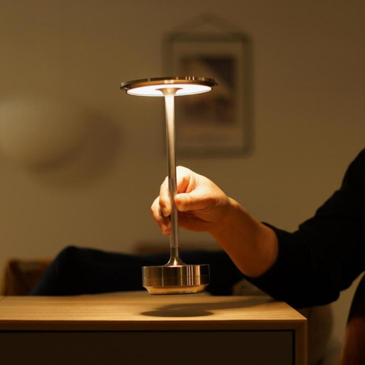 Przenośna bezprzewodowa lampa stołowa