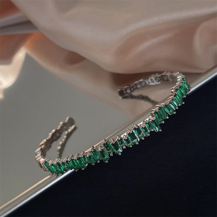 Elegancka bransoletka z białego złota z delikatnymi detalami