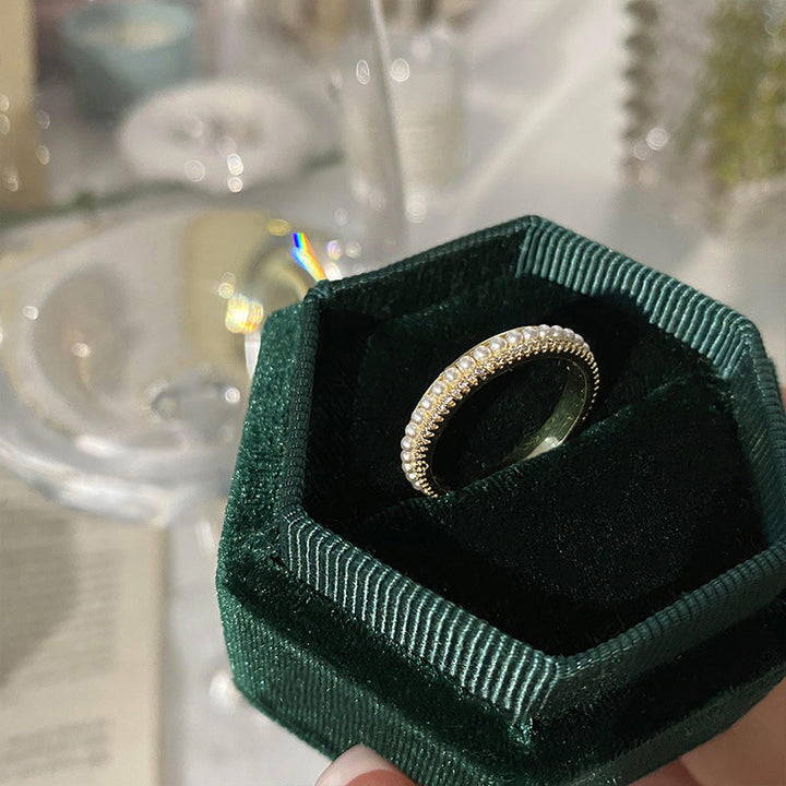 Elegancki zestaw złotych pierścionków z delikatnymi detalami