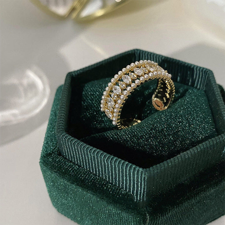 Elegancki zestaw złotych pierścionków z delikatnymi detalami
