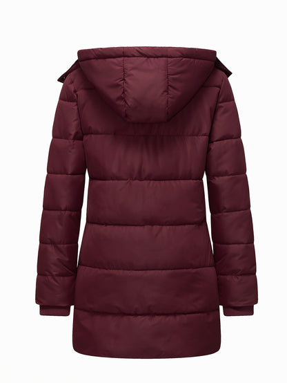 Płaszcz damski pikowany z panelem zapinanym na napy i szerokim kapturem