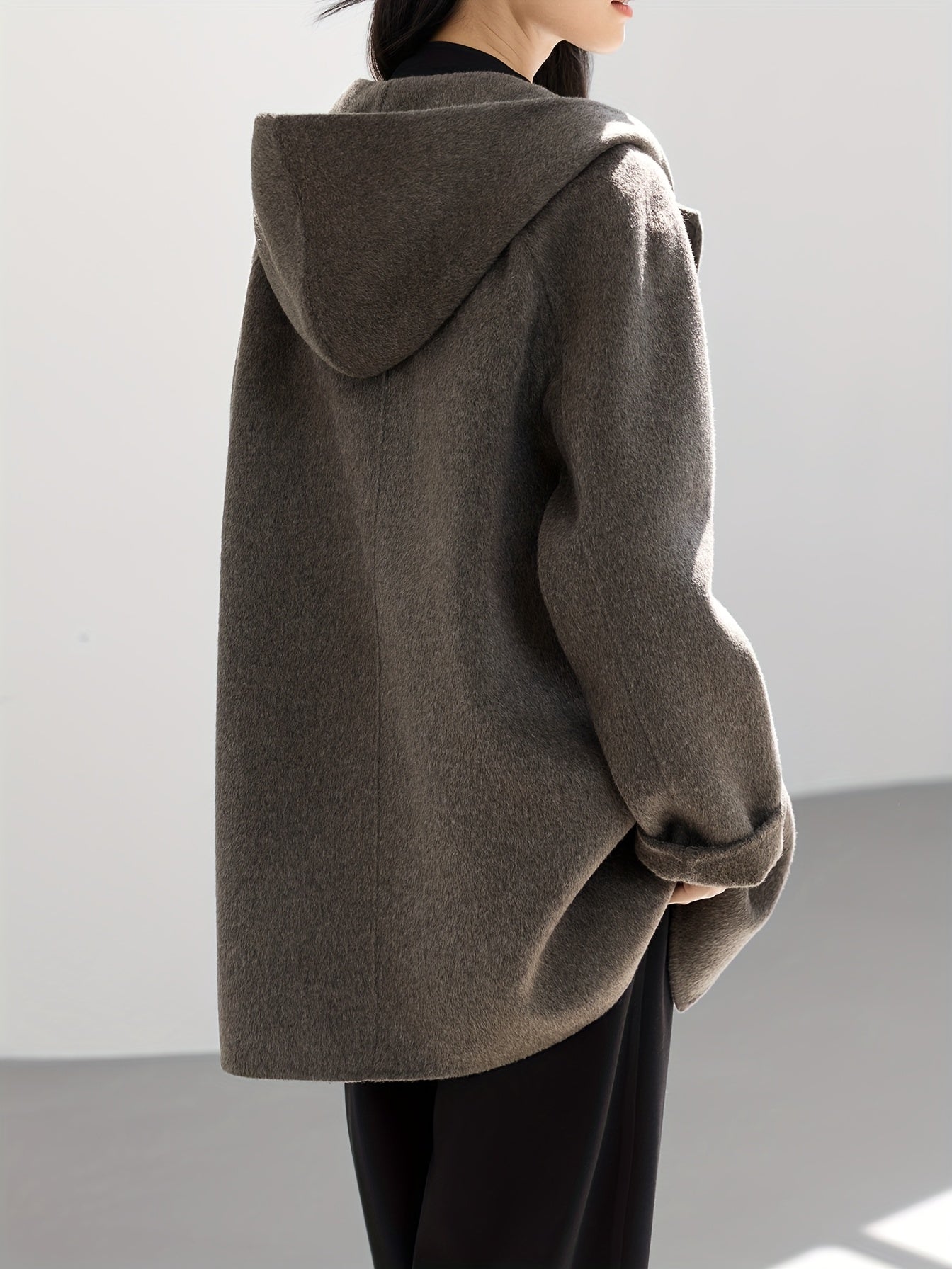 Płaszcz damski z kapturem i pojedynczym guzikiem przy dekolcie