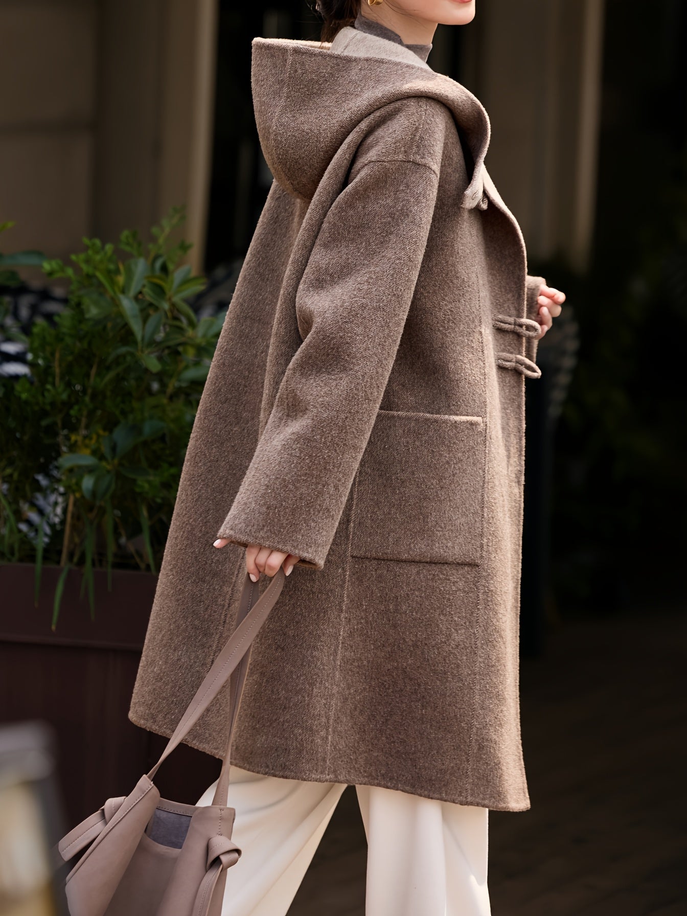 Płaszcz damski z pętlowymi zapięciami i dużymi kieszeniami