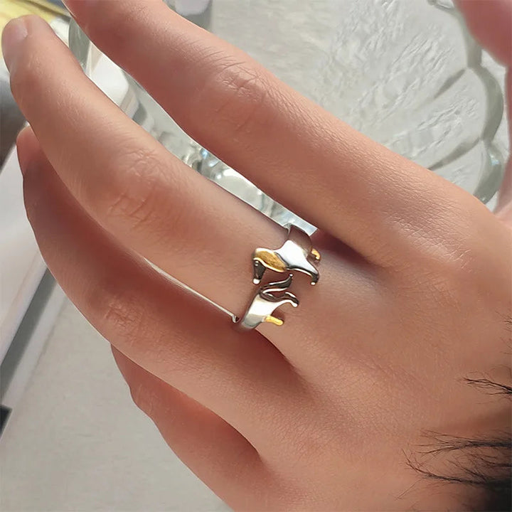 Regulowany Pierścionek z Jamnikiem – Srebrny Pierścionek Artystyczny z Otwartą Konstrukcją