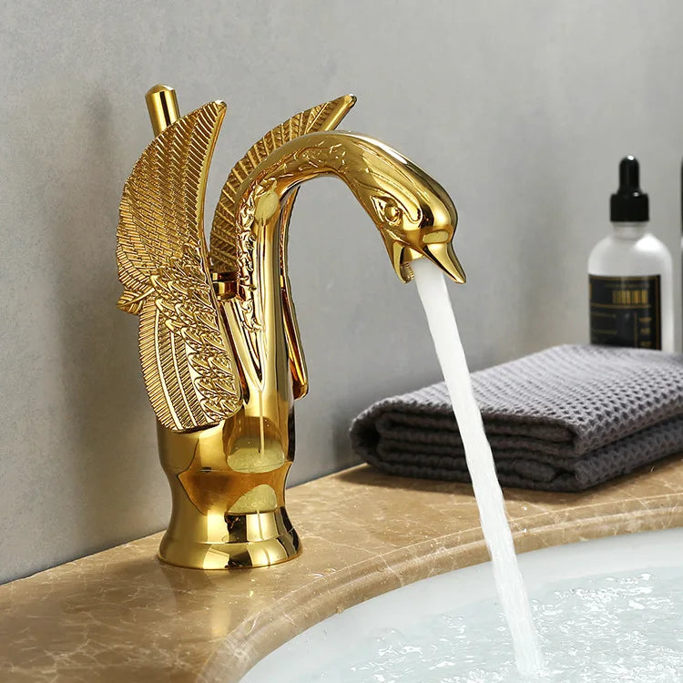 Złota bateria umywalkowa Swan