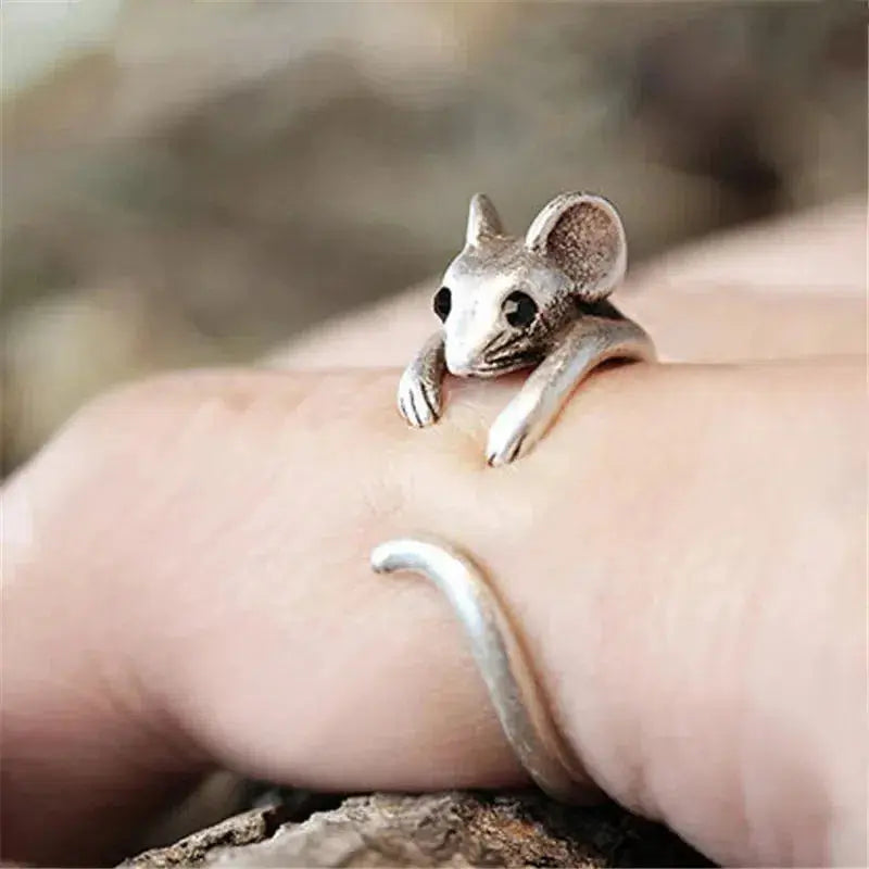 Elegancki srebrny pierścionek ze słodką myszką