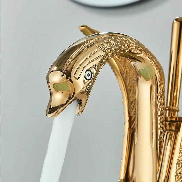 Złota bateria umywalkowa Swan