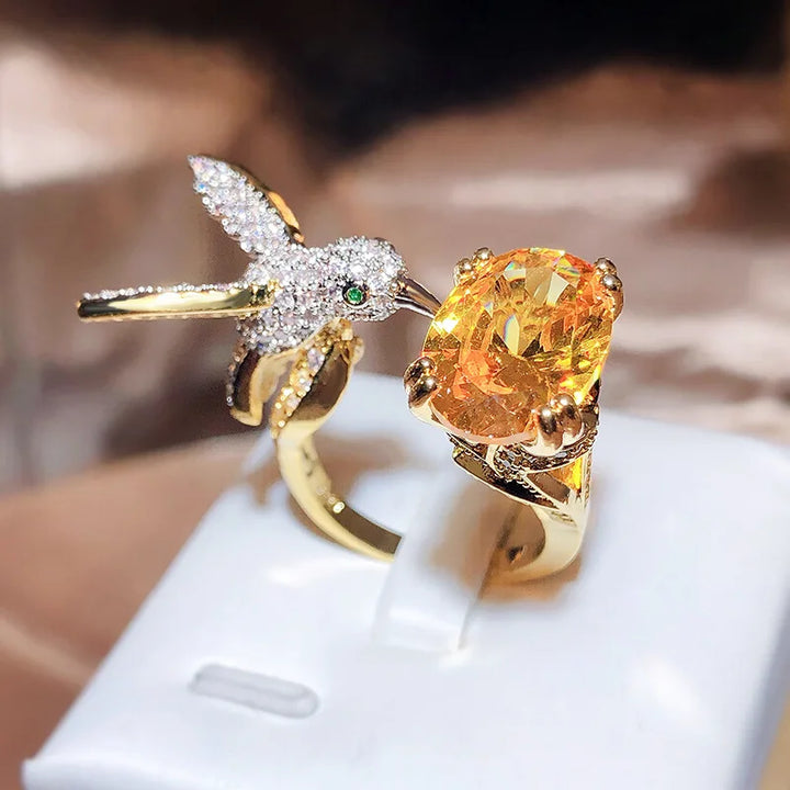 Regulowany pierścionek Hummingbird z kamieniem szlachetnym – cyrkonia, pozłacany 14K