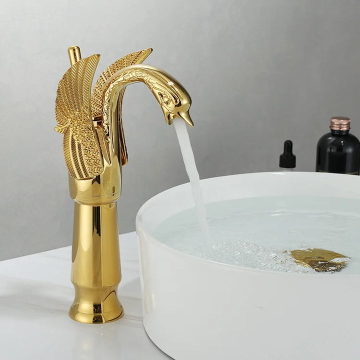 Złota bateria umywalkowa Swan