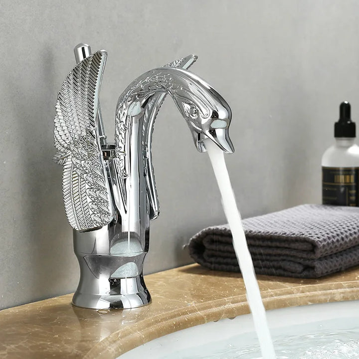 Złota bateria umywalkowa Swan