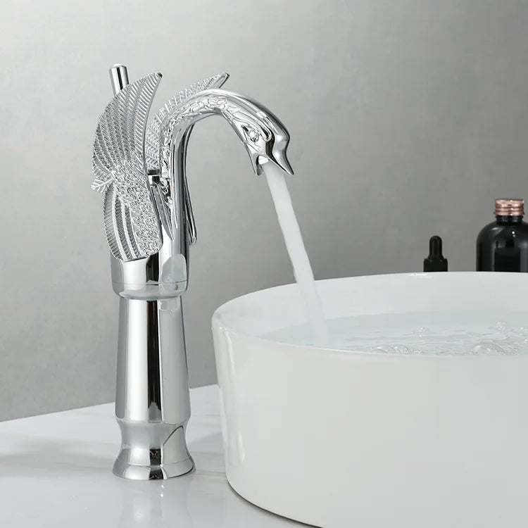 Złota bateria umywalkowa Swan