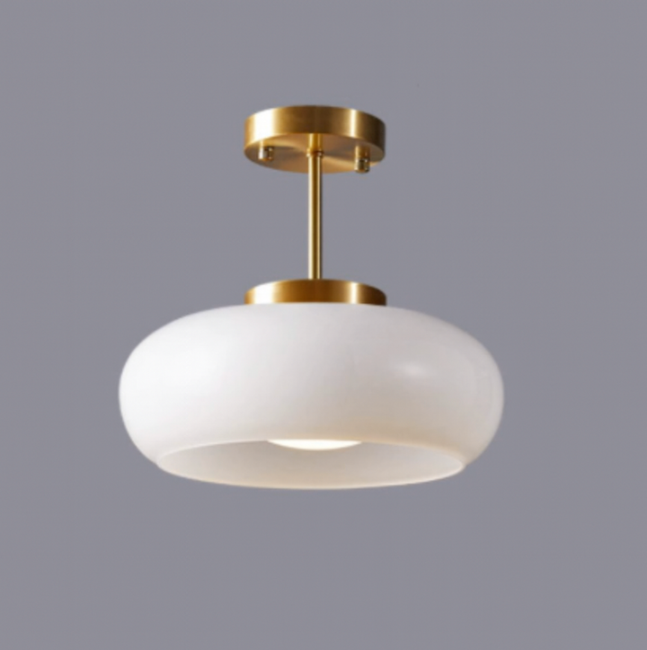 Lampa sufitowa ze szklanym, zaokrąglonym kloszem i metalowym trzonem