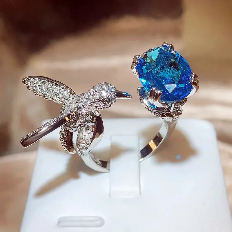 Regulowany pierścionek Hummingbird z kamieniem szlachetnym – cyrkonia, pozłacany 14K