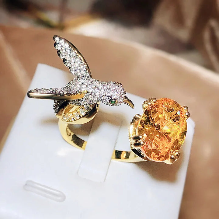 Regulowany pierścionek Hummingbird z kamieniem szlachetnym – cyrkonia, pozłacany 14K