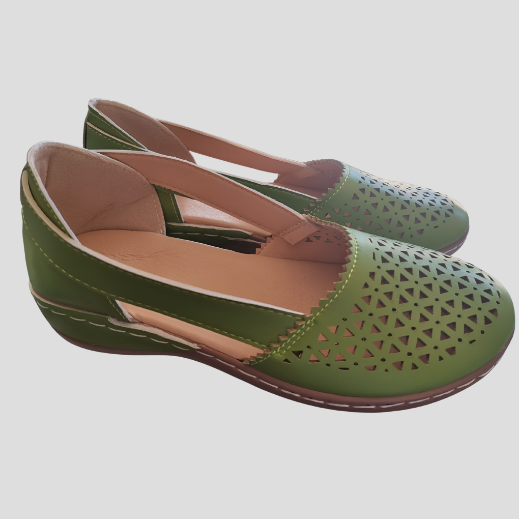 Sandały na koturnie typu slip-on.