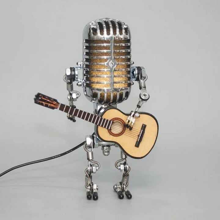 Stary metalowy robot z mikrofonem i lampą gitarową