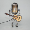 Stary metalowy robot z mikrofonem i lampą gitarową