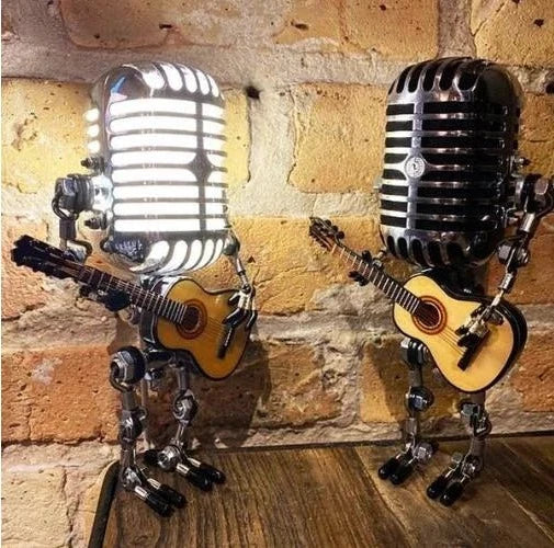 Stary metalowy robot z mikrofonem i lampą gitarową