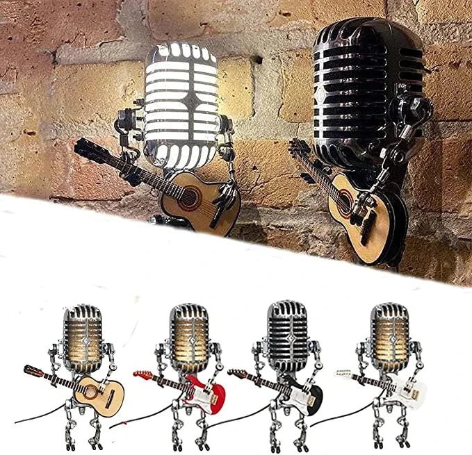 Stary metalowy robot z mikrofonem i lampą gitarową