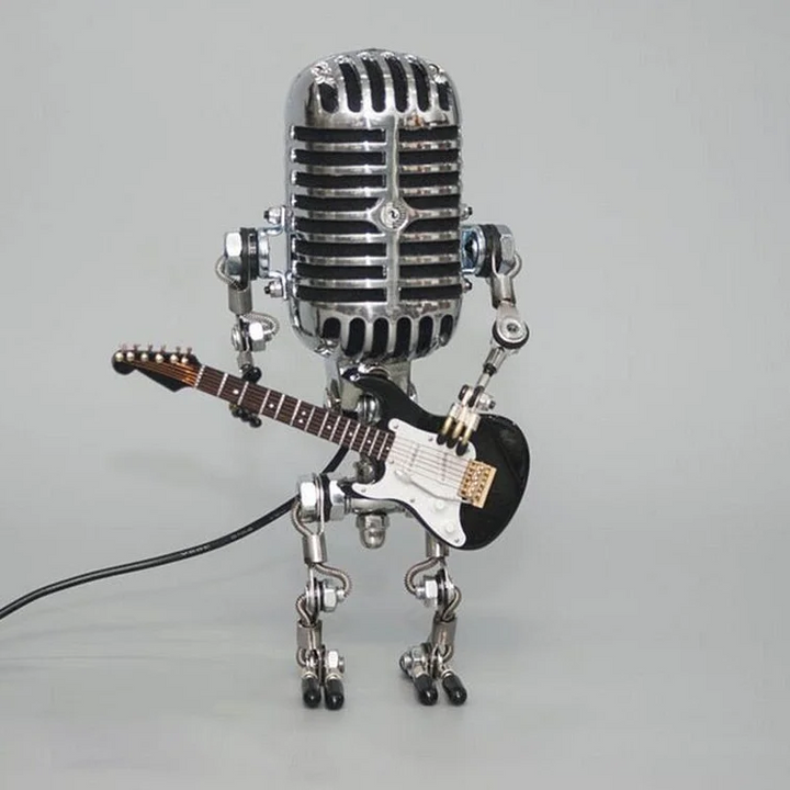 Stary metalowy robot z mikrofonem i lampą gitarową