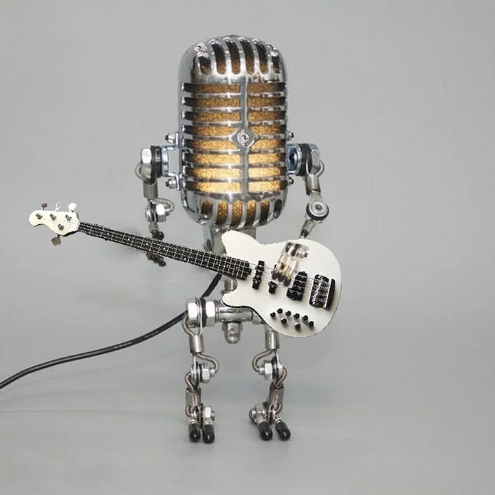 Stary metalowy robot z mikrofonem i lampą gitarową