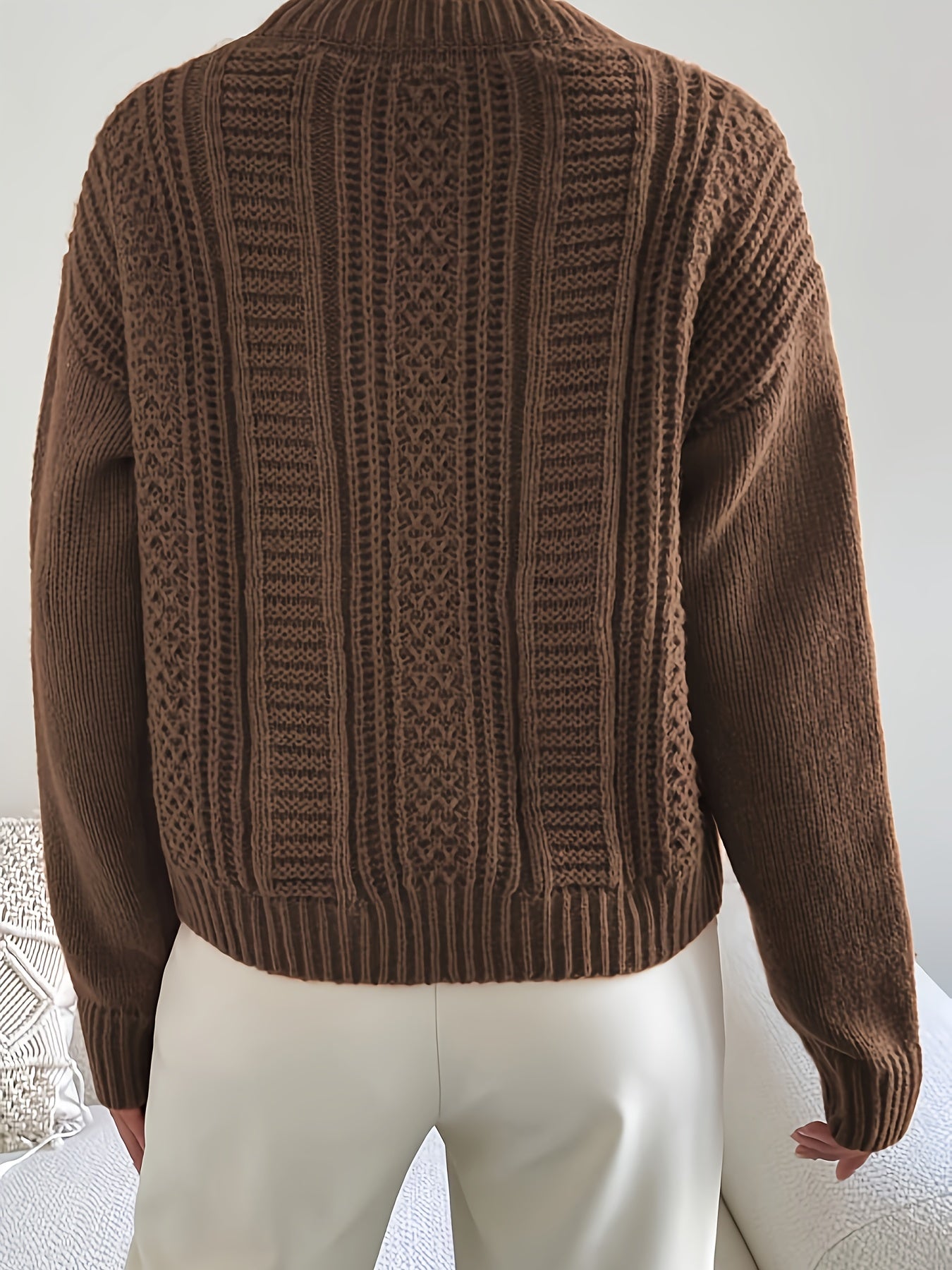 Sweter damski z okrągłym dekoltem z warkoczowym motywem i pionowymi panelami