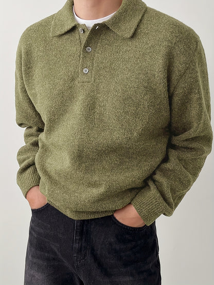 Sweter męski z kołnierzem z włóknistą powierzchnią i trzyguzi­kową plisą