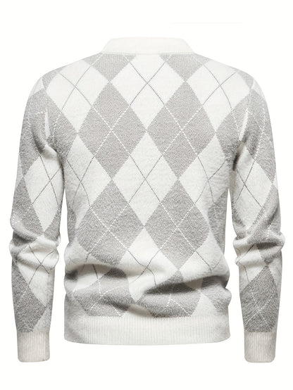 Sweter męski ze stójką z rombowymi panelami i równomiernym splotem