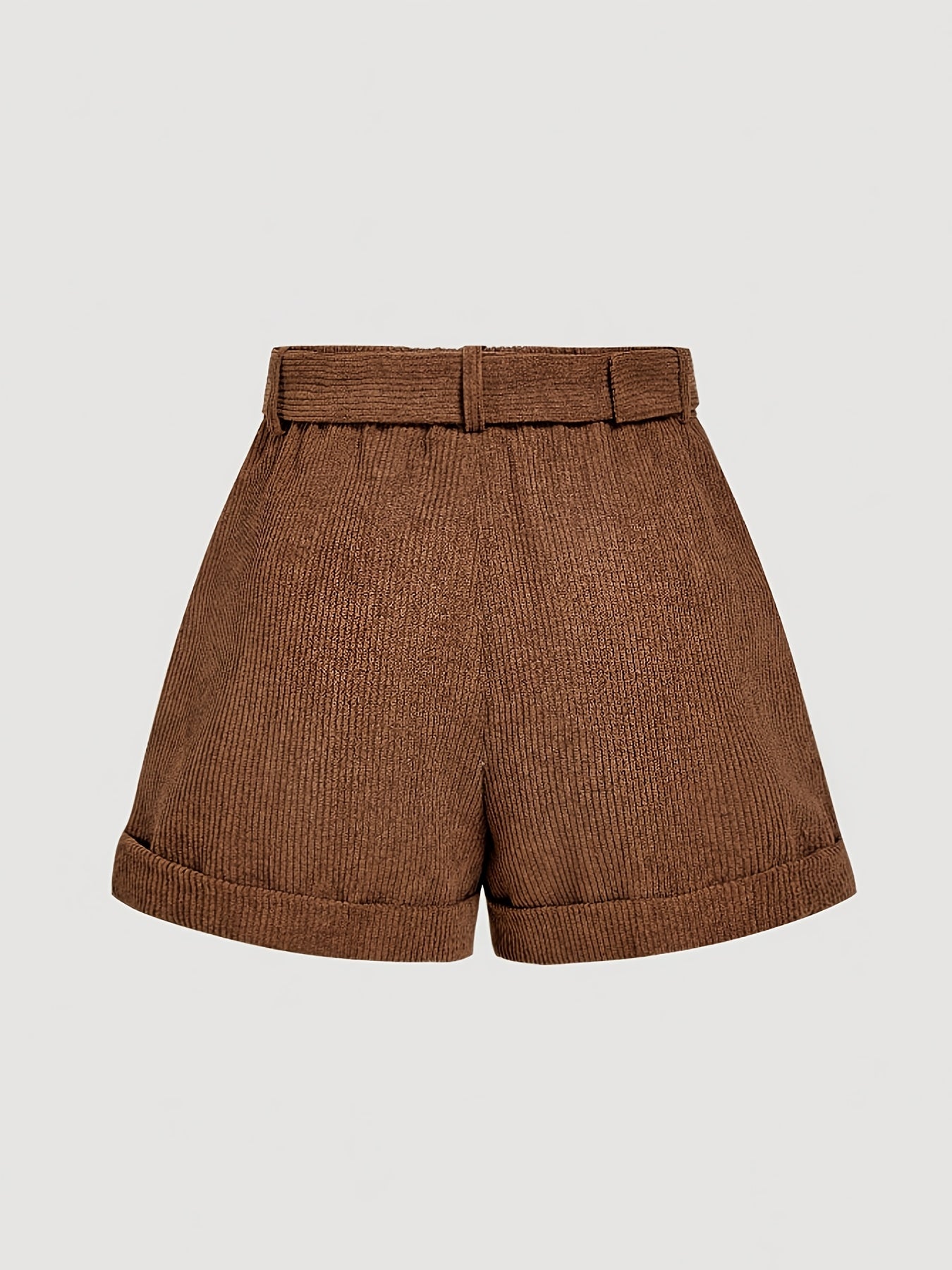 Szorty damskie z paskiem w pasie i wywiniętymi nogawkami