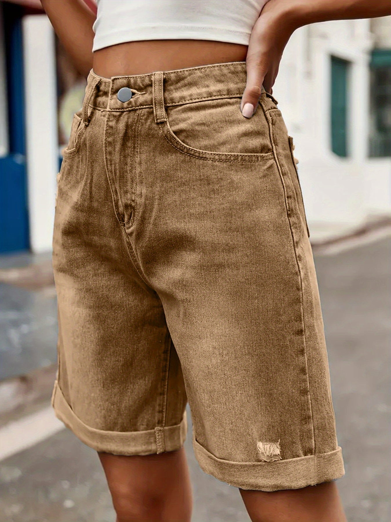 Szorty damskie z wywiniętymi nogawkami i klasycznym zapięciem