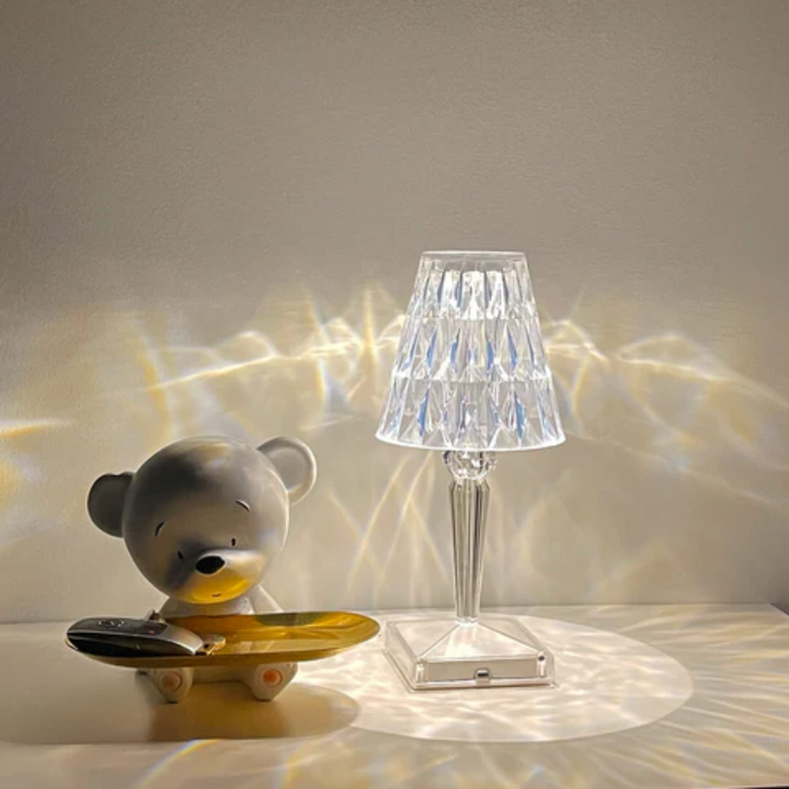 Szykowna lampa stołowa o kryształowym designie – CrystalLuxe