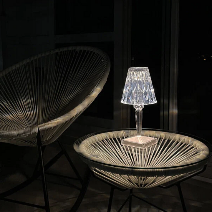 Szykowna lampa stołowa o kryształowym designie – CrystalLuxe