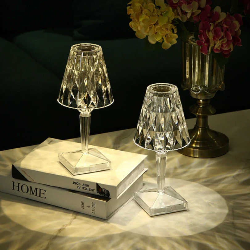 Szykowna lampa stołowa o kryształowym designie – CrystalLuxe