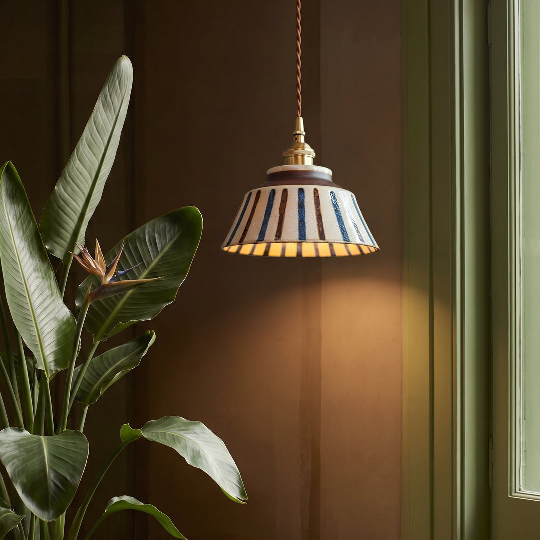 Vintage ręcznie malowana ceramiczna lampa wisząca z kablem w oplocie z tkaniny