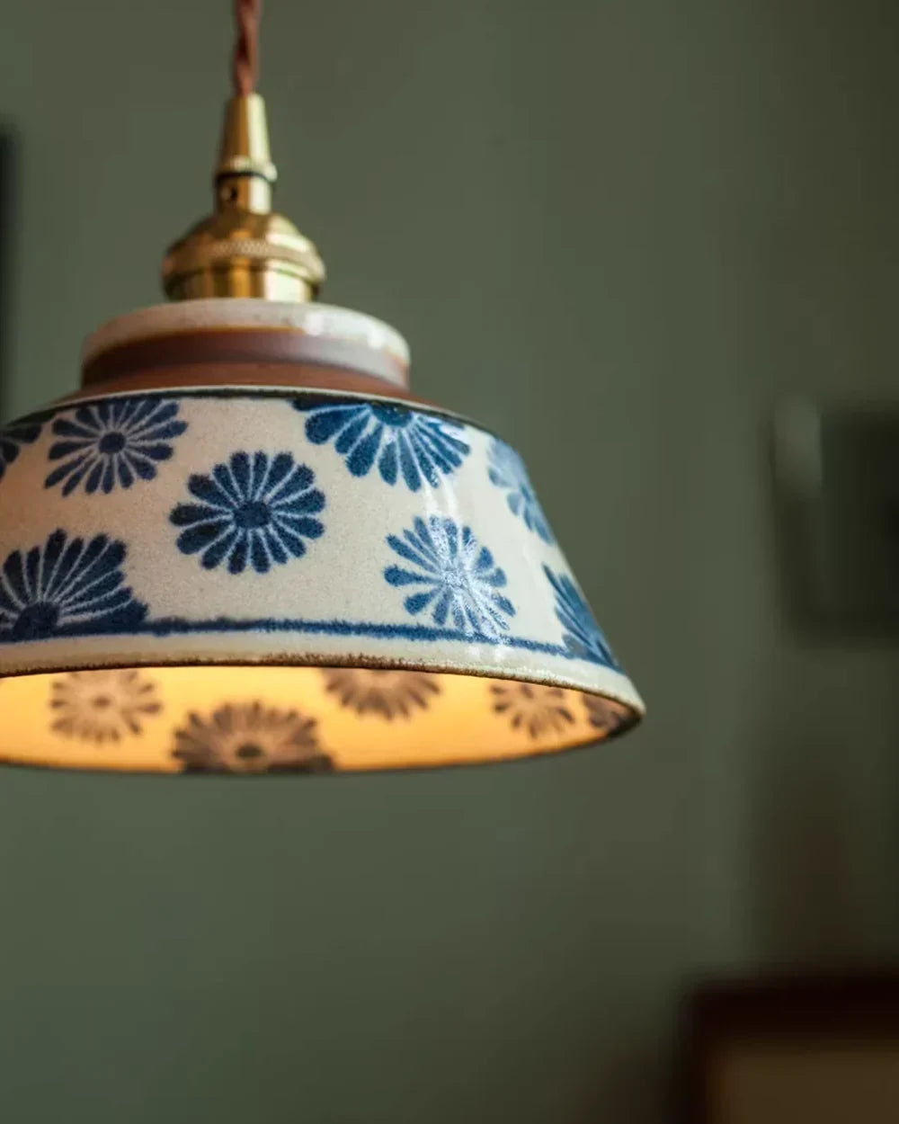 Vintage ręcznie malowana ceramiczna lampa wisząca z kablem w oplocie z tkaniny