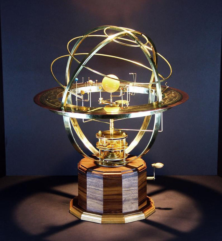 Duży model orrery Układu Słonecznego – szczegółowe odwzorowanie planet