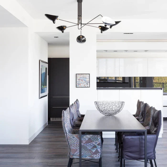 Czarna lampa sufitowa z obrotowymi ramionami – nowoczesny design