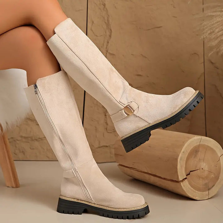 Wysokie buty z grubą, antypoślizgową podeszwą.