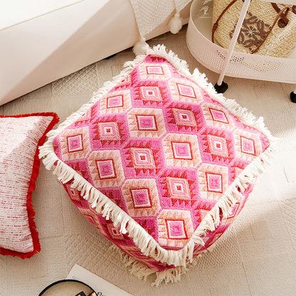 Puf z abstrakcyjnym wzorem i patchworkową powierzchnią