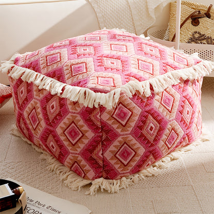 Puf z abstrakcyjnym wzorem i patchworkową powierzchnią