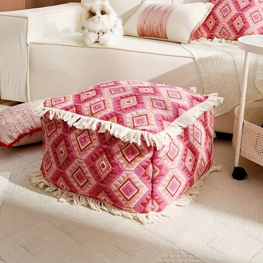 Puf z abstrakcyjnym wzorem i patchworkową powierzchnią