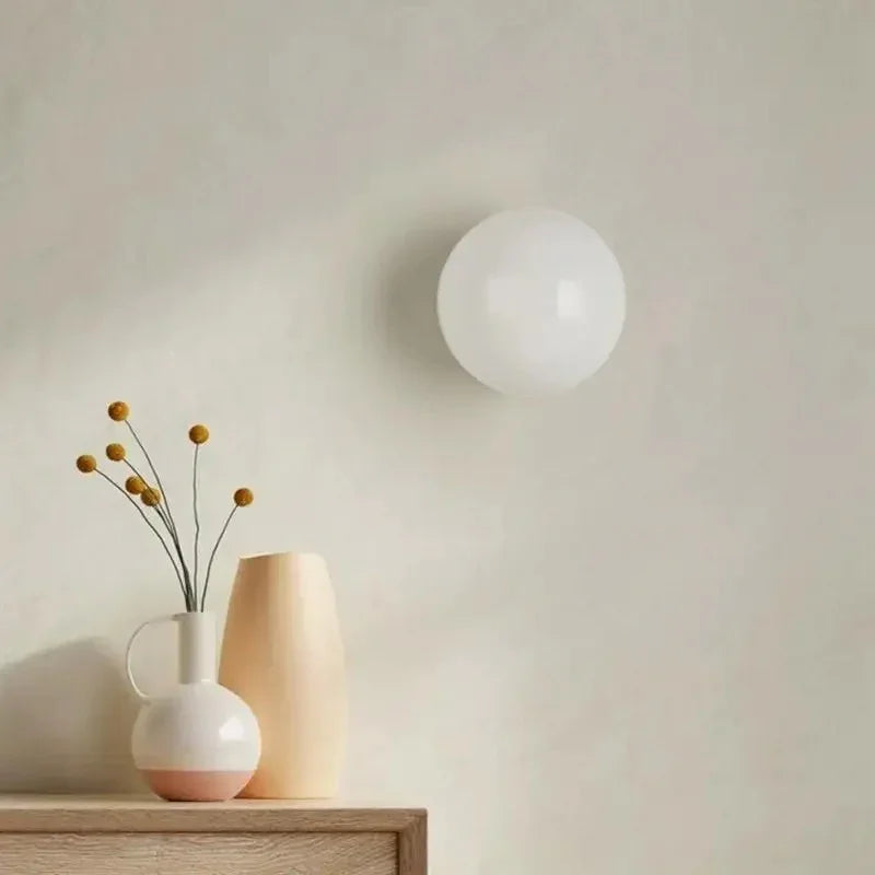 Lampa ścienna z matowego szkła