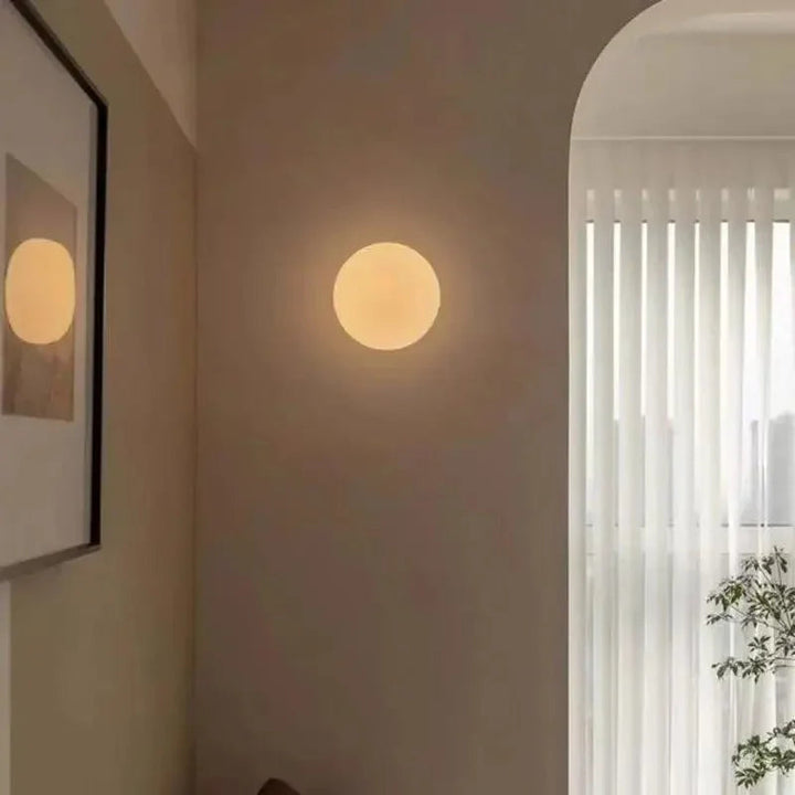 Lampa ścienna z matowego szkła