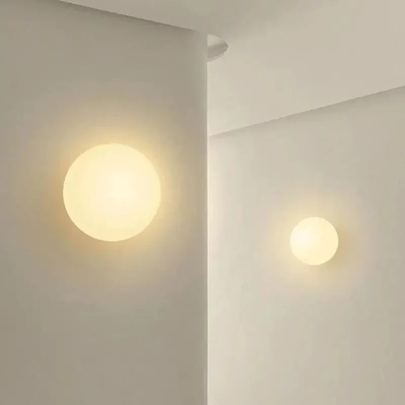 Lampa ścienna z matowego szkła