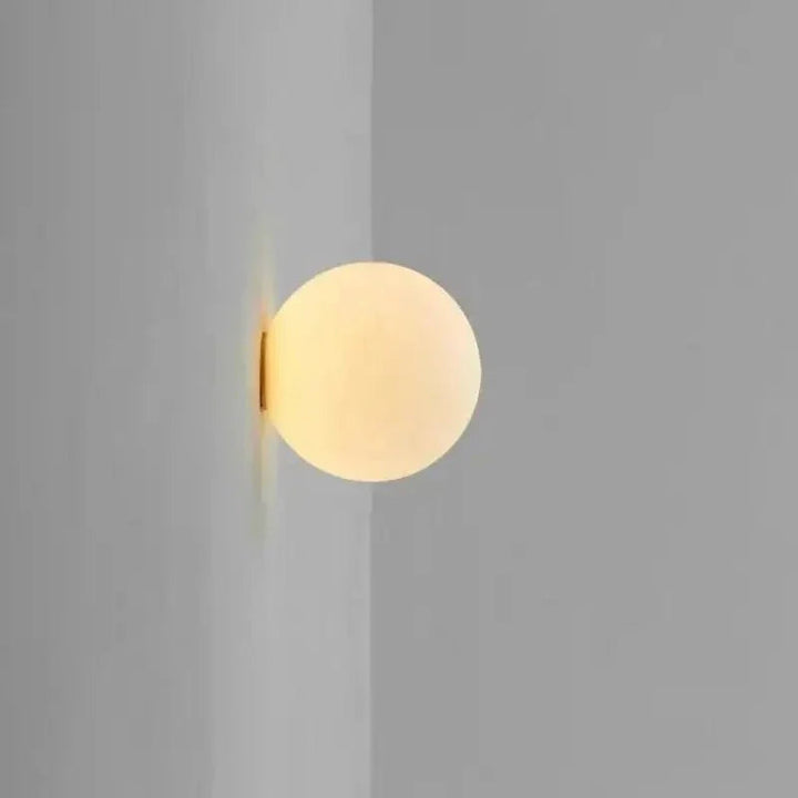 Lampa ścienna z matowego szkła