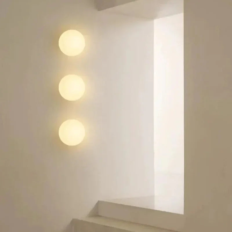 Lampa ścienna z matowego szkła